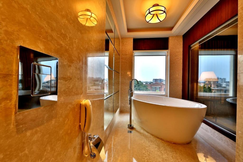 Hotel Maharaja Regency Ludhiana Bagian luar foto