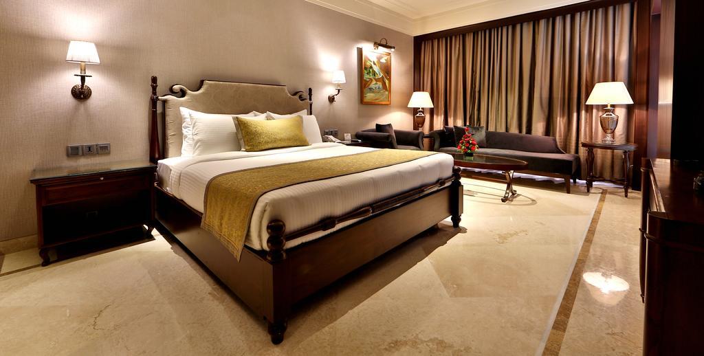 Hotel Maharaja Regency Ludhiana Bagian luar foto